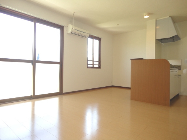 トータスモア参番館【キャッシュバック対象】の居間・リビング|ゆったり過ごせるリビングです