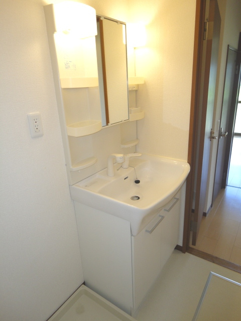 トータスモア参番館【キャッシュバック対象】の独立洗面台|独立洗面台、小物を置くことができて便利です