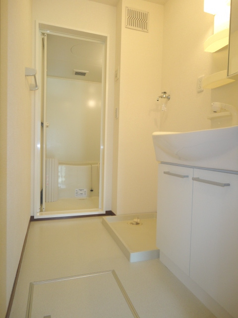 トータスモア参番館【キャッシュバック対象】の洗面所|明るい洗面所です