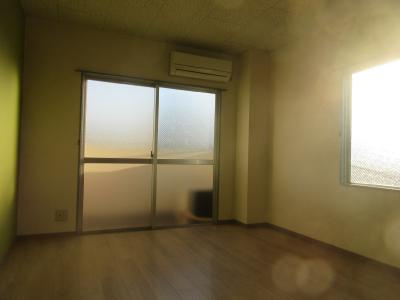 バルーンクラブ2の居間・リビング|洋室