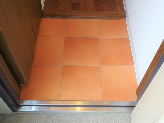 クレセントマンションの玄関