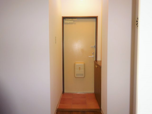 クレセントマンションの玄関