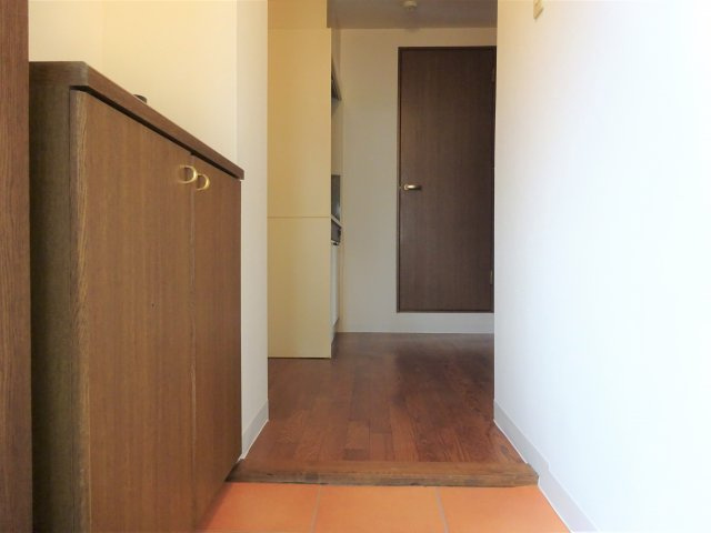 クレセントマンションの玄関