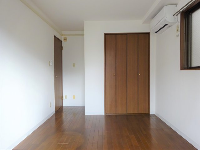 クレセントマンションの洋室