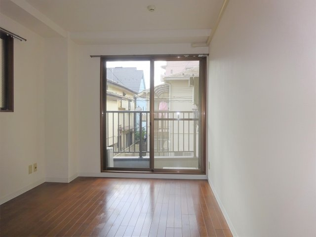 クレセントマンションの洋室