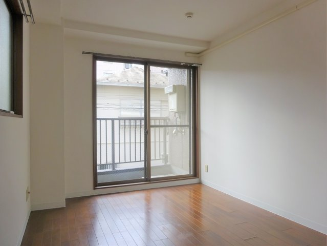 クレセントマンションの洋室