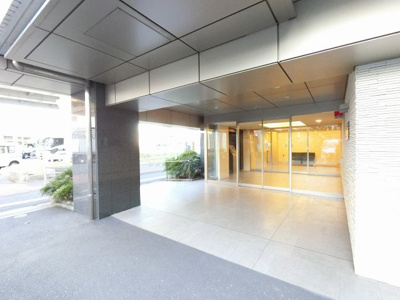 【エントランス】 | クリオ横浜シーサイド | 金沢シーサイドライン「南部市場」駅徒歩5分・「鳥浜」駅徒歩5分と好立地。
通勤時間の短縮でご家族と過ごす時間を増やす事が出来ます。