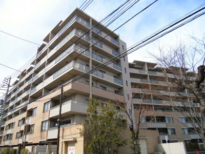 【外観】 | プラウド府中中河原 | 外観タイル貼の大規模マンションです。駅徒歩5分、駅前にはスーパーもあり便利です。
