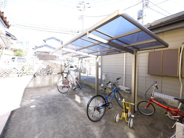 ボワ・リジェール・トワのその他共用部分|屋根付き駐輪場も余裕の広さ