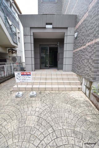 ヌーヴェルバーグ　仲介手数料無料のエントランス