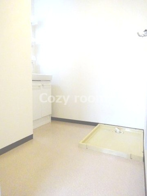 【洗面所】 | ハッピーハイツ | 広めでゆったりとした洗面所です。