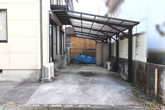 高知市南竹島町　中古住宅売家の駐車場
