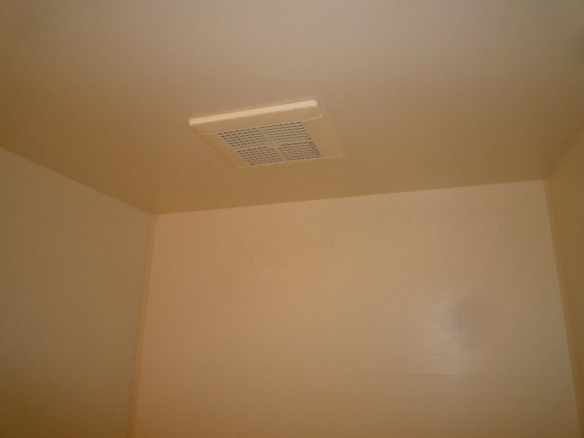 ファミールＦＵＪＩ　Ｂの浴室|浴室換気扇