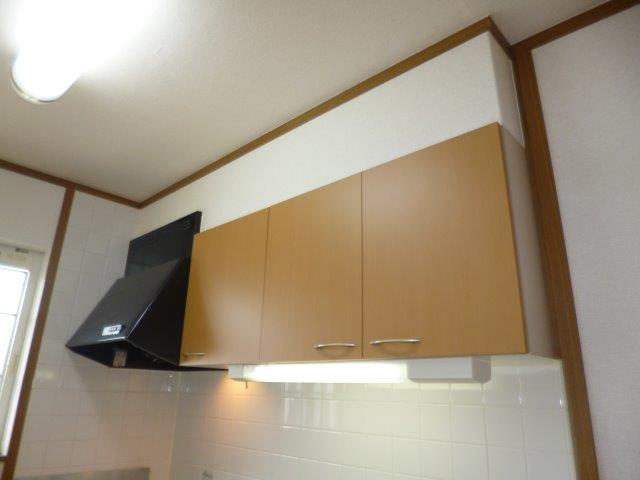 ファミールＦＵＪＩ　Ｂのキッチン|キッチン上収納