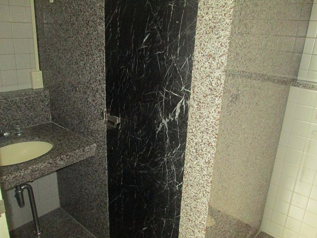 石ビルのトイレ