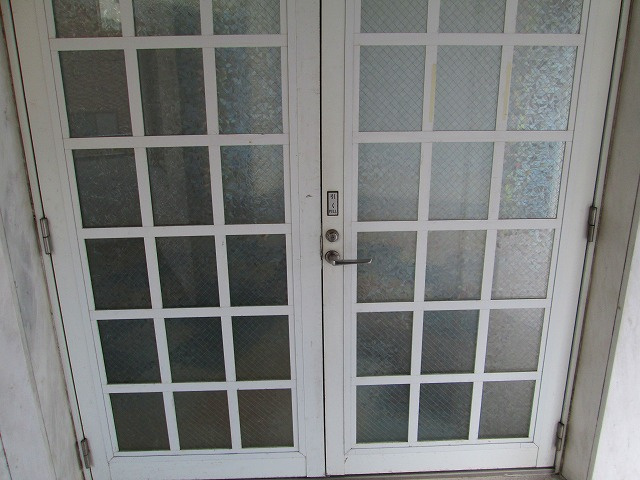 石ビルのエントランス