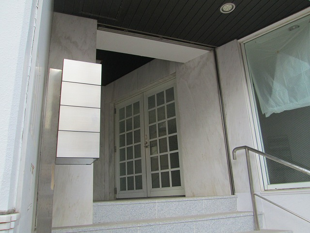 石ビルのエントランス