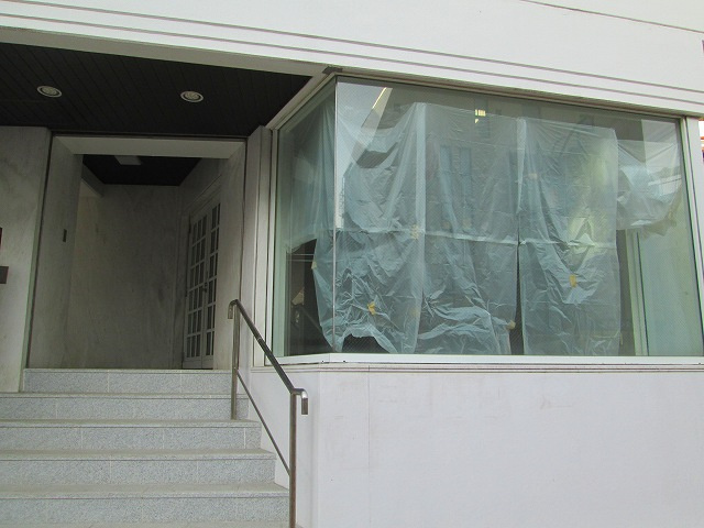 石ビルのエントランス