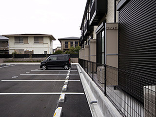 レオパレスプラムヒルズの駐車場