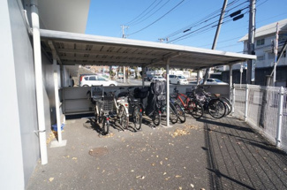【その他共用部分】 | 屋根付きの駐輪場で雨が降っても大切な自転車が濡れなくてすみますね♪荷物が重いときに自転車があれば助かりますね！
