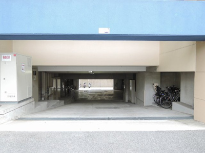 【駐車場】 | グランシティレイディアント横濱コンフォルト | 駐車場出入口