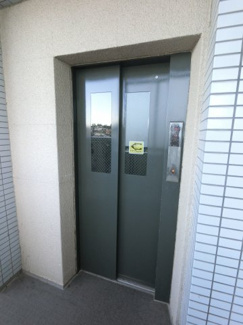 【その他共用部分】 | お買い物時やベビーカーの出し入れに便利なエレベーター付です。