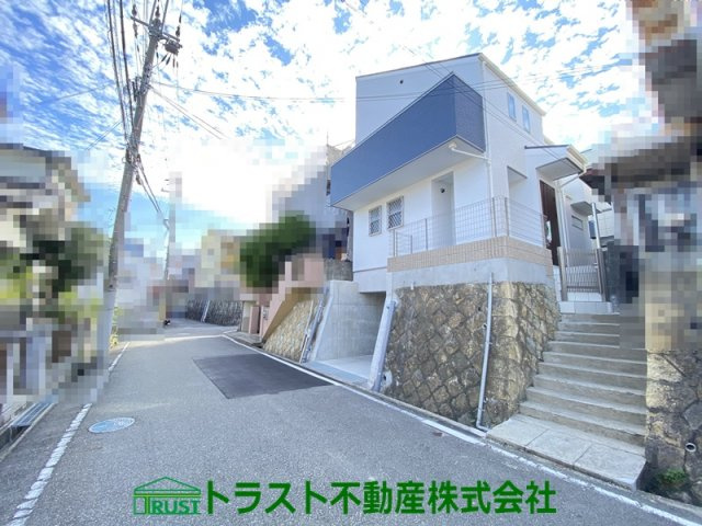 明石市朝霧南町4丁目　新築戸建の前面道路含む現地写真