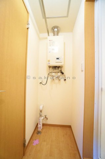 【設備】 | メゾンドフォレ | 脱衣所には室内洗濯機置き場が備えております。雨の日や冬の日でも快適に作業ができます。※写真は同建物・他タイプ。