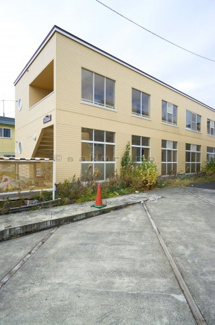 【外観】 | メゾンドフォレ | 北海道科学大学まで徒歩2分（約160ｍ）。閑静な住宅街です。