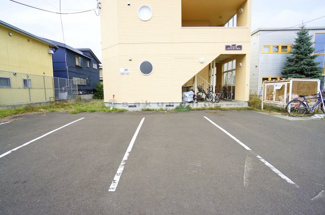 【駐車場】 | メゾンドフォレ | 駐車場が備えているのでお気に入りの愛車と一緒にお引越しができますよ。