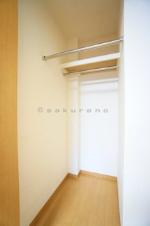 【収納】 | メゾンドフォレ | お部屋には収納スペースが備えています。奥行きのあるスペースでポールが取り付けられており、洋服から小物まで便利に収納可能です。※写真は同建物・他タイプ。