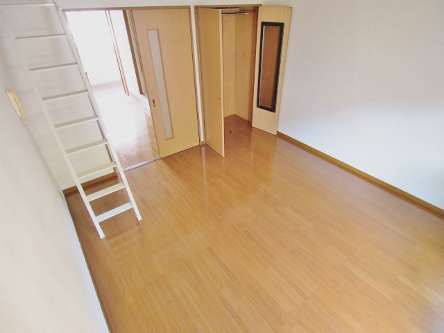 サンライフ古川の洋室