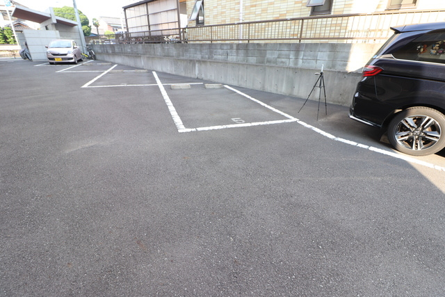 メゾン　アルシオネの駐車場