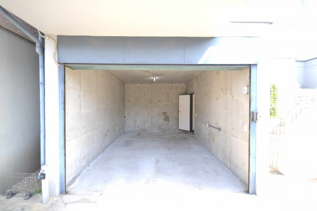 岸和田市上松町2丁目　戸建の駐車場|1階にはシャッター付きガレージがございます♪