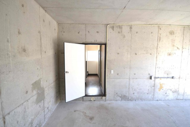 岸和田市上松町2丁目　戸建の駐車場|ガレージ内から直接屋内へ出入り可能です。