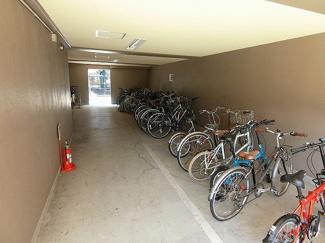【その他共用部分】 | 屋内駐輪場で雨が降っても大切な自転車が濡れなくてすみますね♪自転車はちょっとした移動手段に便利ですよね！