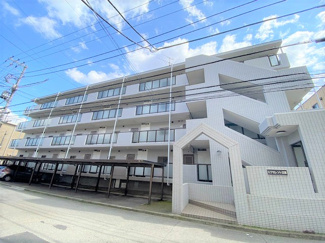【外観】 | 徒歩1分圏内に郵便局・コンビニ・ドラッグストアあり便利な立地のマンションです♪2沿線利用可能なグリーンライン「日吉」駅より徒歩圏内！