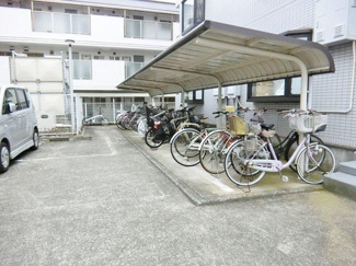 【その他共用部分】 | 屋根付きの駐輪場があるので雨が降っても大切な自転車が濡れません☆駅から自転車もオススメです♪