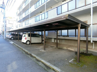 【駐車場】 | いつでも目の届く敷地内に駐車場があります♪屋根付きなので雨の時の乗り降りもらくらく♪