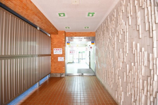 【エントランス】 | 現地見学や資料請求などお気軽にハウス・エージェントまでお問合わせ下さい。
◎TEL：0800-831-2135【通話料無料】◎周辺環境とあわせて現地ご案内致します