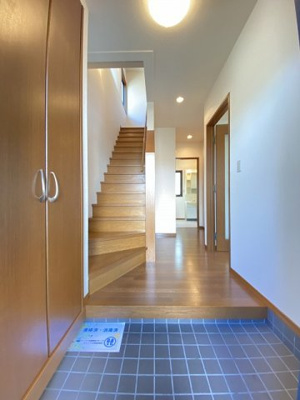 【展望】 | 遠山邸 | 玄関から室内への景観です！左手に2階への階段、右手にリビングダイニングキッチンがあります☆