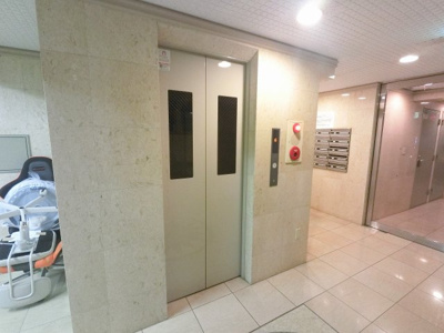 【その他共用部分】 | プレールドゥーク横浜反町 | お買い物時やベビーカーの出し入れに便利なエレベーター付です。