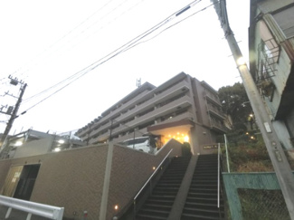 【外観】 | 総戸数41戸、平成9年8月築のマンションです。
専有面積64.50平米、3LDKのお部屋となります。