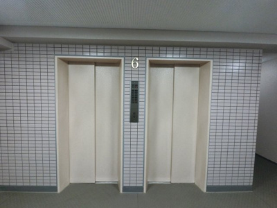 【その他共用部分】 | ルネ和田町 | お買い物時やベビーカーの出し入れに便利なエレベーター付
混雑時にも便利なエレベーター2基付です。