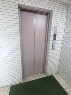 【その他共用部分】 | お買い物時やベビーカーの出し入れに便利なエレベーター付です。