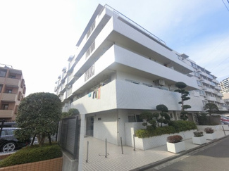 【外観】 | 総戸数51戸、昭和61年2月築のマンションです。
専有面積60.52平米、3LDKのお部屋となります。