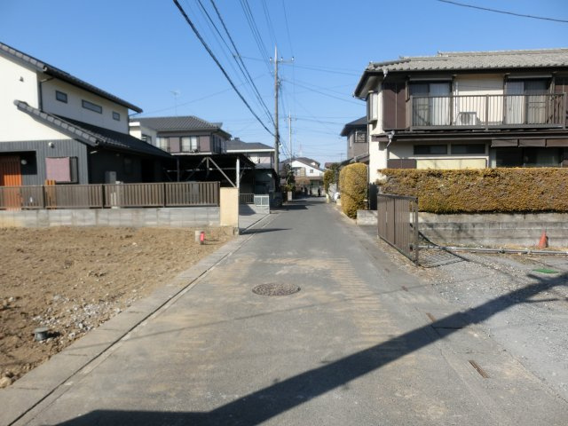 鴻巣市宮地５丁目の売地の前面道路含む現地写真|2021年1月21日12時頃撮影。接道する道路の南東方向から北西方向に向かって撮影。物件は左側です。
