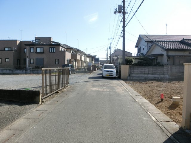 鴻巣市宮地５丁目の売地の前面道路含む現地写真|2021年1月21日12時頃撮影。接道する道路の北西方向から南東方向に向かって撮影。物件は右側です。