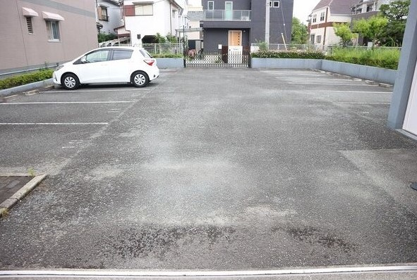 ハウス南ひばりガ丘の駐車場
