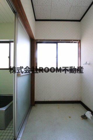 岩崎貸家の洗面所|スペースが確保できる洗面所です